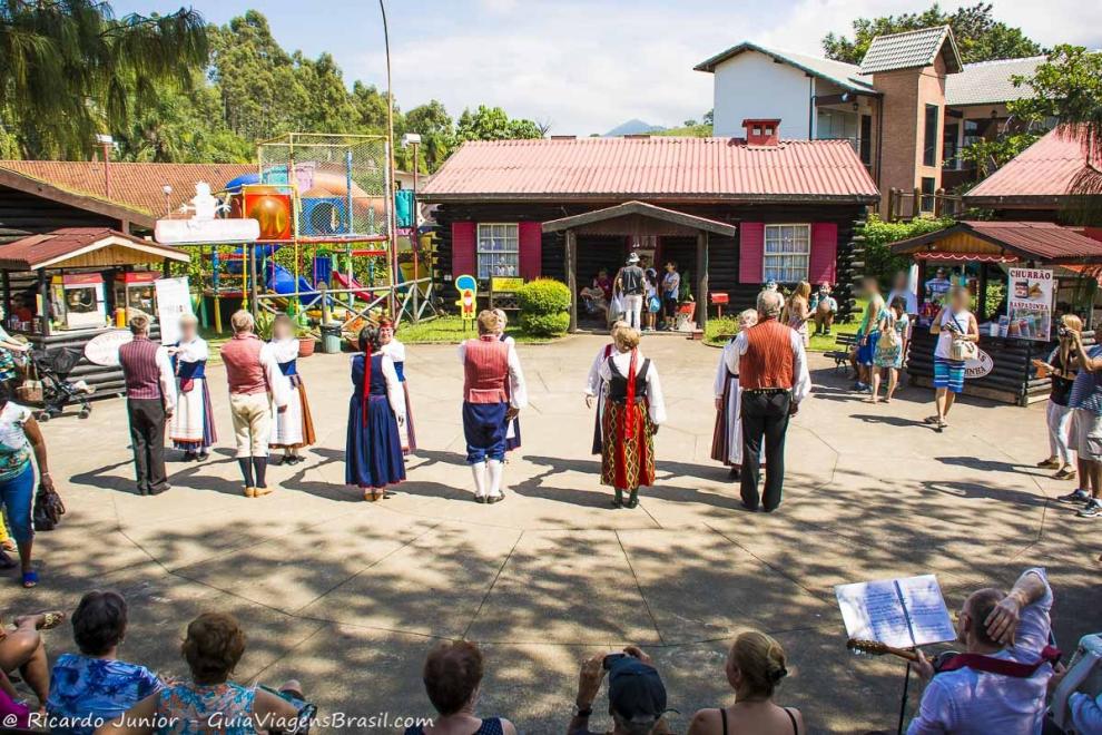 Imagem de uma dança filandesa na Pequena Finlânda.